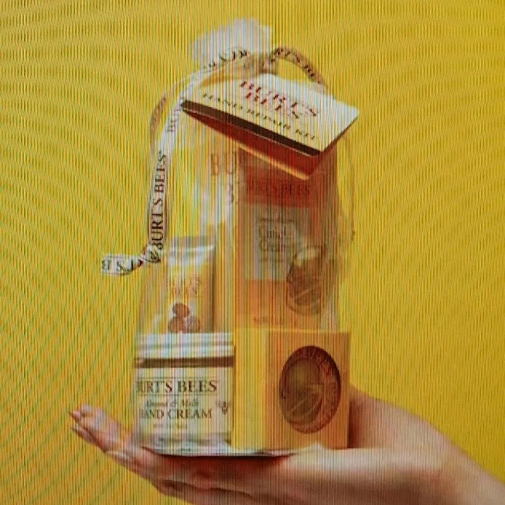 Burt's Bees Hand Repair Kit- 3 hand creams plus gloves NEW - Picture 3 of 7